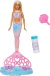 Barbie Baloncuk yapma özelliği ve solüsyonu ile uzun ve renkli meçli sarı saçları olan Barbie Baloncuk Rüyası Deniz Kızı bebek, tepsi ve tarak, JLW56